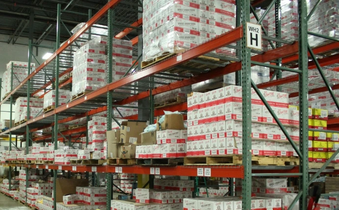 entrepôt de distribution avec étagères de stockage